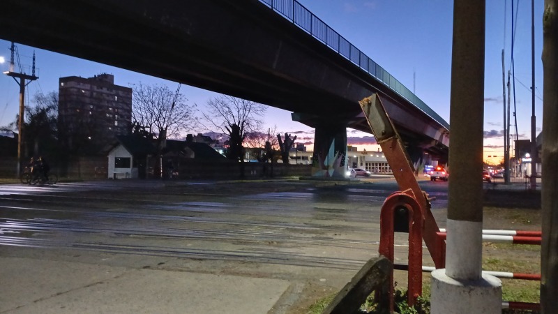 Una motociclista choc contra la barrera del ferrocarril